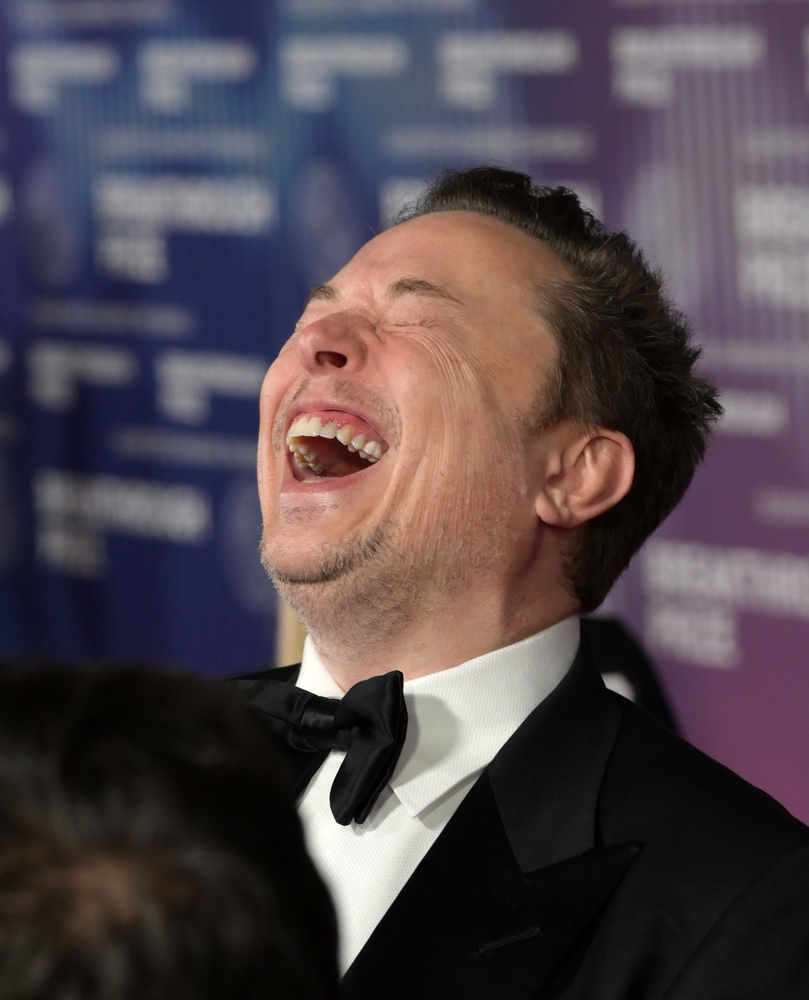 Elon Musk skrattar 