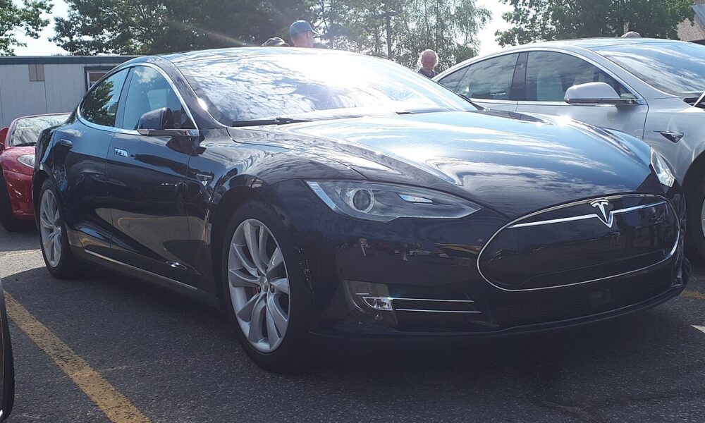 Tesla model S svart