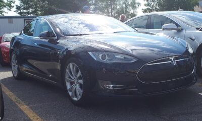 Tesla model S svart