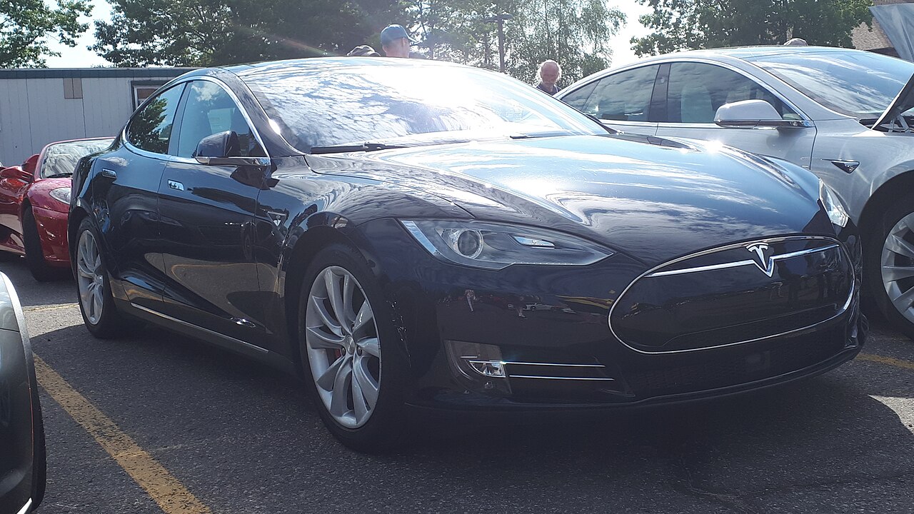 Tesla model S svart