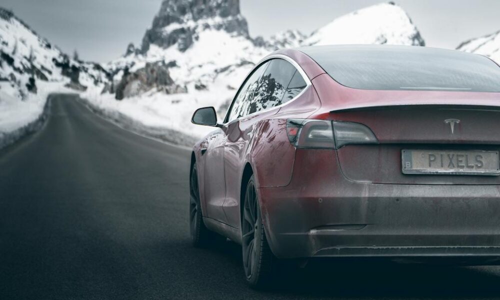 Tesla kör på vintern snö