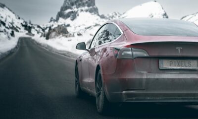 Tesla kör på vintern snö