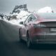 Tesla kör på vintern snö
