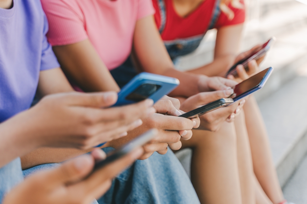 teens med mobiler