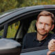 Man i bilen säger nej